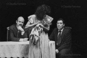 UM BEIJO, UM ABRAÇO, UM APERTO DE MÃO