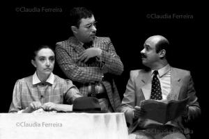 UM BEIJO, UM ABRAÇO, UM APERTO DE MÃO