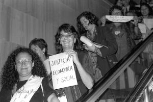 Manifestantes na IV Conferência Mundial da Mulher. Centro Internacional de Convenções