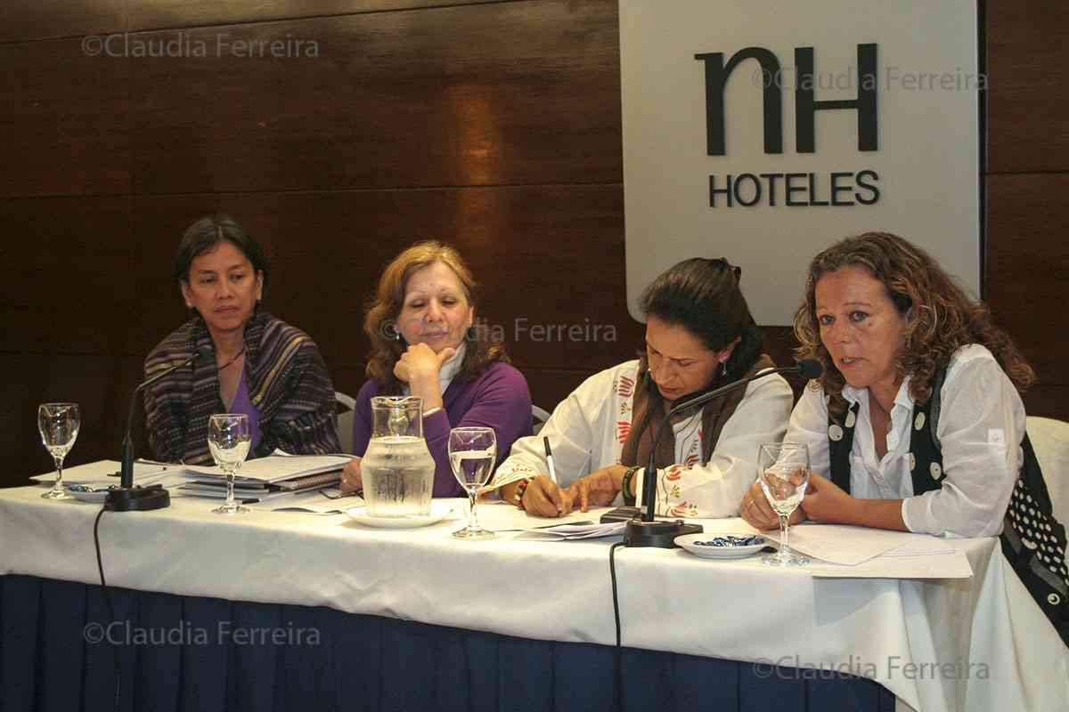 SEMINÁRIO INTERNACIONAL AS MULHERES EM MOVIMENTO PELO DIREITO À EDUCAÇÃO