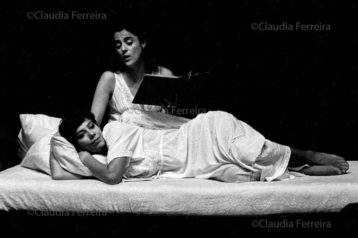 UM BEIJO, UM ABRAÇO, UM APERTO DE MÃO