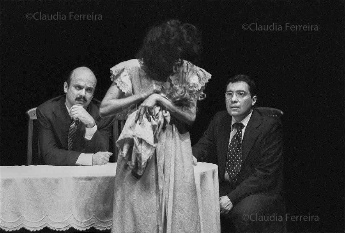 UM BEIJO, UM ABRAÇO, UM APERTO DE MÃO