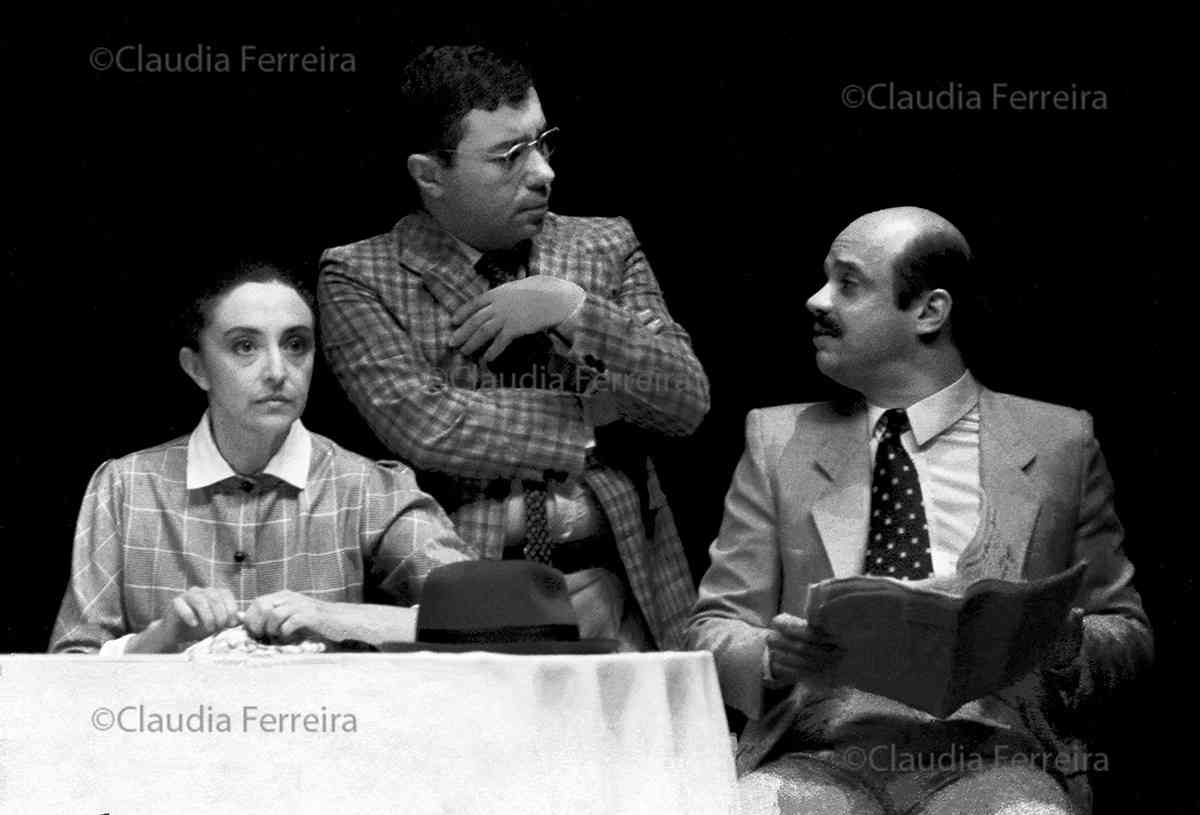 UM BEIJO, UM ABRAÇO, UM APERTO DE MÃO UM BEIJO, UM ABRAÇO, UM APERTO DE MÃO