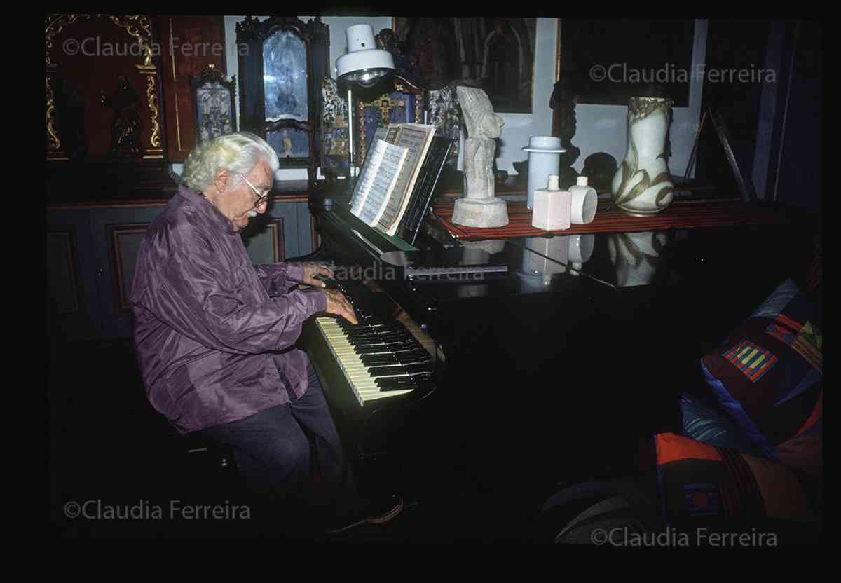 Roberto Burle Marx tocando piano